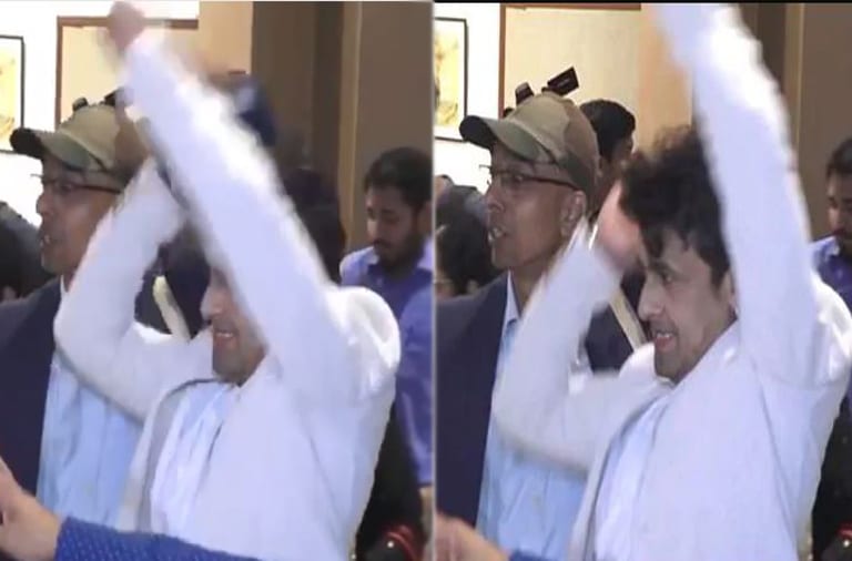 Sonu Nigam react With Fan